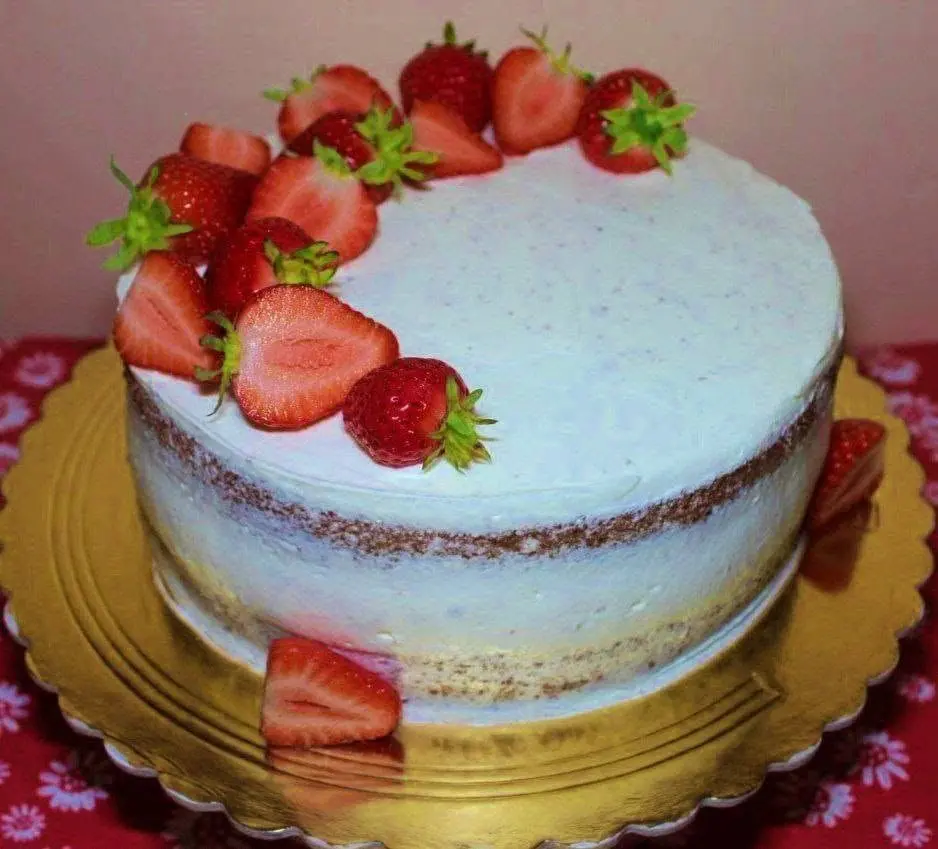Strawberry semi-naked cake